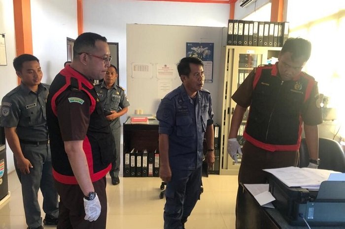 Jaksa geledah kantor perusahaan penambang pasir besi di Lombok Timur. (Dok. Kejati-ntb.kejaksaan.go.id) 
