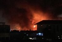 Pada Jumat malam (3/3/2023), sekitar pukul 20.20 WIB, pipa bahan bakar minyak di kawasan Depo Plumpang di Jalan Tanah Merah Bawah RT 012/09 Koja, Jakarta Utara, terbakar. (Instagram.com/@humasjakfire)