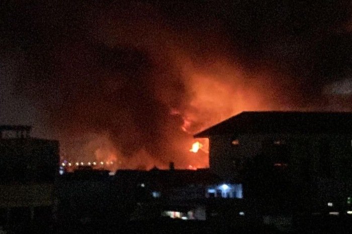Pada Jumat malam (3/3/2023), sekitar pukul 20.20 WIB, pipa bahan bakar minyak di kawasan Depo Plumpang di Jalan Tanah Merah Bawah RT 012/09 Koja, Jakarta Utara, terbakar. (Instagram.com/@humasjakfire)