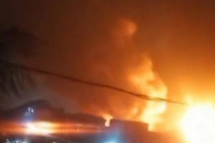Pada Jumat malam (3/3/2023), sekitar pukul 20.20 WIB, pipa bahan bakar minyak di kawasan Depo Plumpang, Jakarta Utara, terbakar. (Instagram.com/@humasjakfire)
