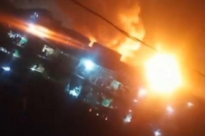 Pada Jumat malam (3/3/2023), sekitar pukul 20.20 WIB, pipa bahan bakar minyak Pertamina di kawasan Depo Plumpang di Jalan Tanah Merah Bawah RT 012/09 Koja, Jakarta Utara, terbakar. (Instagram.com/@humasjakfire)
