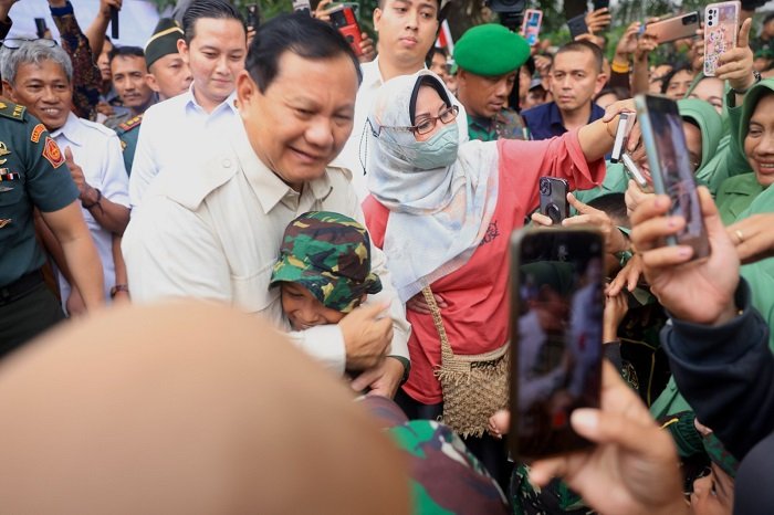 Menteri Pertahanan RI Prabowo Subianto menyaksikan penyerahan bantuan motor di Koramil 1408 Mamajang. (Dok. Tim Media Prabowo Subianto)
