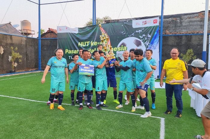Foto : Tim Mini Soccer PROPAMI Merayakan Kemenangan Gemilang dalam Final Turnamen HUT Ke-46 Pasar Modal Indonesia. (Doc. PROPAMI)