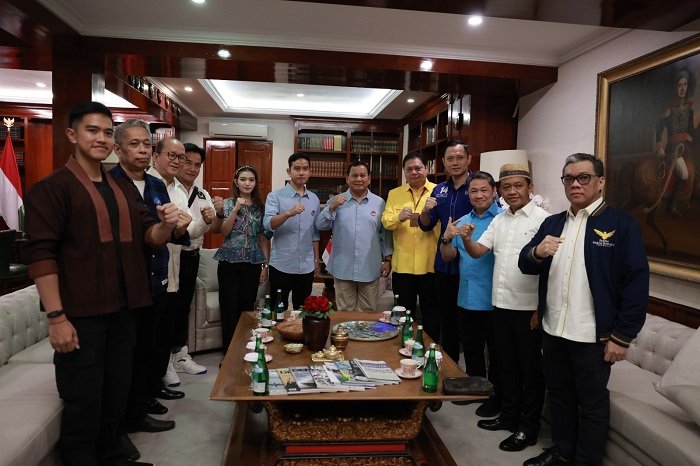 Para ketua umum partai ikut mengantarkan bakal pasangan capres dan cawapres Prabowo Subianto - Gibran Rakabuming Raka. (Dok. Tim Media Prabowo Subianto)

