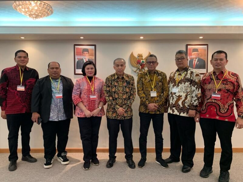 Foto : Ketua Komisioner BNSP, Syamsi Hari, Prof. Amilin, dan NS. Aji Martono, mengadakan pertemuan dengan Yul Edison KJRI Hongkong untuk Mempererat Kerja Sama Sertifikasi Profesi, Hongkong (21/12/23). (Doc.BNSP)