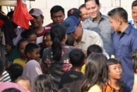 Calon presiden nomor urut 2 Prabowo Subianto bergembira bersama warga di Kampung Empang, Jakarta Utara. (Dok. Tim Media Prabowo)