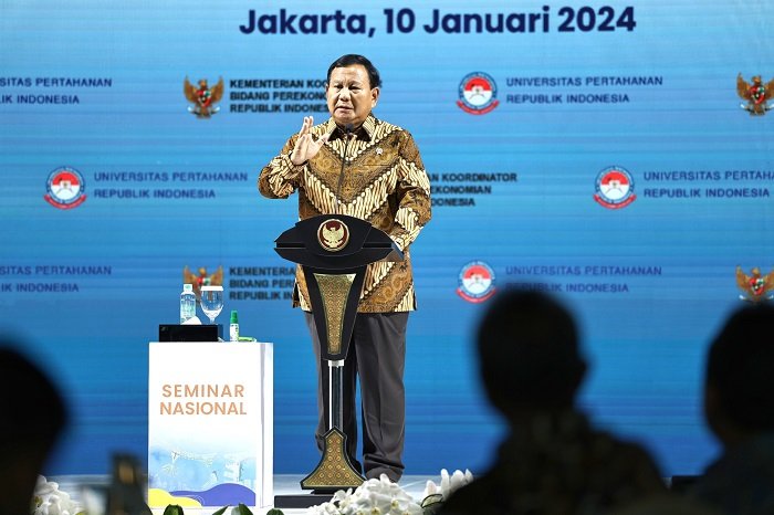 Menteri Pertahanan Prabowo Subianto dalam seminar nasional bertajuk ‘Strategi Perlindungan Kawasan Pulau Jawa, Melalui Pembangunan Tanggul Pantai dan Tanggul Laut (Giant Sea Wall)’ di Jakarta. (Dok. Tim Media Prabowo)
