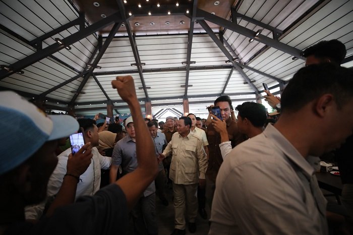 Calon Presiden nomor urut 2, Prabowo Subianto makan siang bersama dengan masyarakat Medan. (Dok. TKN Prabowo - Gibran)
