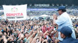 Kota Bandung Sempat Diguyur Hujan Lebat, Puluhan Ribu Rakyat di Bandung Setia Menanti Prabowo Subianto
