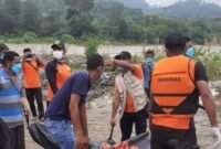 Proses pencarian dan evakuasi korban yg terseret arus banjir oleh Tim SAR gabungan di Kabupaten Belu, Nusa Tenggara Timur (7/3/24) . (Dok.  BPBD Kabupaten Belu, Nusa Tenggara Timur)