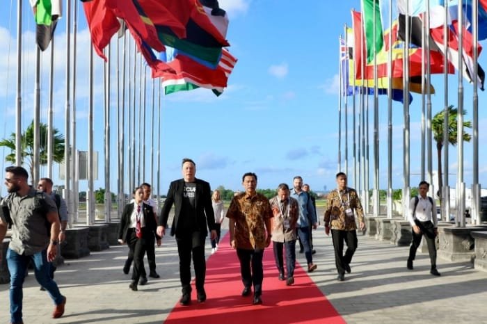 CEO SpaceX sekaligus Tesla Inc, Elon Musk, tiba di Bandara Internasional I Gusti Ngurah Rai, Bali pada Minggu (19/5/2024) disambut Menko Marves Luhut Binsar Pandjaitan. (Instagram.com/@worldwaterforum10)