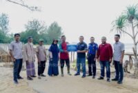 PT Timah Tbk menyerahkan bantuan renovasi dermaga pengubung Desa Tanjung Kubu dan Desa Tanjung Timur. (Dok. Timah.com)