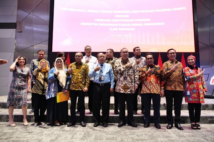 Foto : Acara penyerahan Sertifikat Lisensi BNSP kepada LSP IKEPAMI di Jakarta. Acara ini dihadiri oleh berbagai pemangku kepentingan industri pasar modal, termasuk perwakilan dari OJK, PT Bursa Efek Indonesia, dan asosiasi terkait, Jakarta (3/7/24). (Doc.Ist)