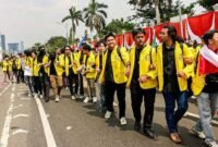 Massa dari berbagai kalangan, termasuk mahasiswa, melakukan unjuk rasa untuk menentang disahkannya RUU Pilkada di depan Gedung DPR. (Instagram.com @nuonline_id)