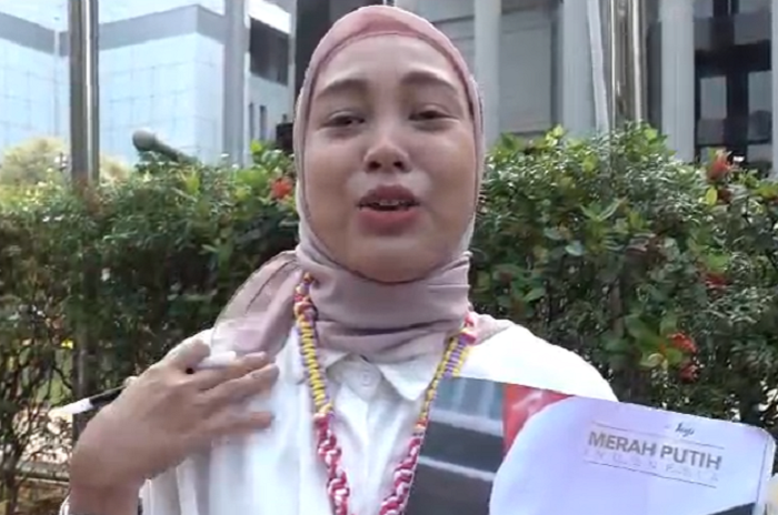 Seorang warga bernama Ayu mendapatkan tandatangan Prabowo yang dibubuhkan di buku Prabowo berjudul Merah Putih. (Dok. Tangkapan Layar)