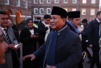 Presiden RI Prabowo Subianto melayani permintaan wartawan yang meliput kegiatannya untuk mengabadikan momen di London dengan berfoto bersama. (Dok. Tim Media Prabowo)