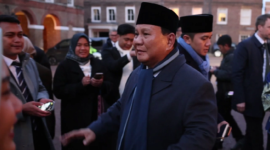 Prabowo Abadikan Momen Hangat Bareng Wartawan di London, Foto Bareng dan Bersenda Gurau