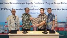 Penandatanganan Nota Kesepahaman (MoU) terkait pasokan Feedstock Proyek Green Refinery Kilang Cilacap. (Dok. pertamina.com)