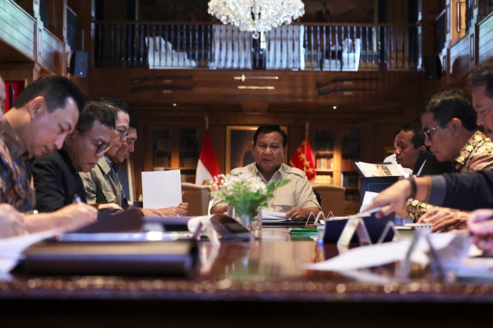 Presiden Prabowo Subianto memimpin rapat terbatas bersama sejumlah menteri Kabinet Merah Putih di Hambalang, Kabupaten Bogor. (Dok. Tim Media Prabowo)