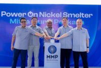 Direktur Utama MMP menyalakan sistem simbolis smelter nikel untuk produksi pertama. (Dok. mitramurniperkasa.com)