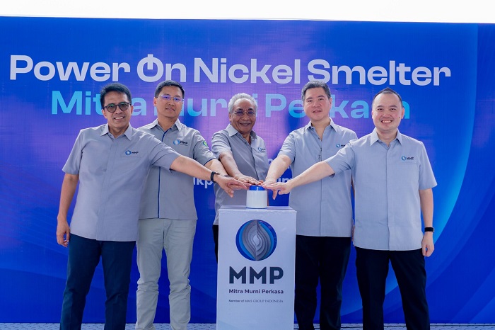 Direktur Utama MMP menyalakan sistem simbolis smelter nikel untuk produksi pertama. (Dok. mitramurniperkasa.com)