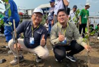 PHE ONWJ menyerahkan 2.000 bibit mangrove kepada masyarakat Tambaksari untuk penanaman serentak bersama pemerintah daerah. (Dok. PHE ONWJ)