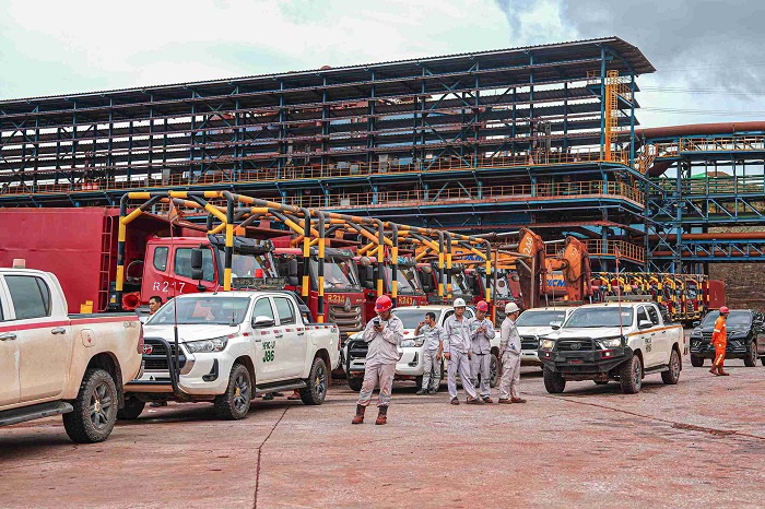Lokasi tailing HNC dekat saluran air, pengawasan difokuskan pada potensi risiko limpasan bahan berbahaya. (Dok. kemenlh.go.id)