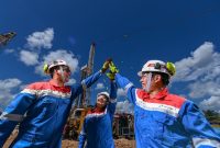 Aktivitas pengeboran sumur baru oleh PT Pertamina Hulu Rokan di Blok Rokan, yang berkontribusi pada peningkatan produksi migas nasional. (Dok. PT Pertamina Hulu Rokan)
