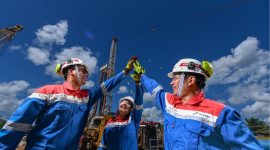 Aktivitas pengeboran sumur baru oleh PT Pertamina Hulu Rokan di Blok Rokan, yang berkontribusi pada peningkatan produksi migas nasional. (Dok. PT Pertamina Hulu Rokan)
