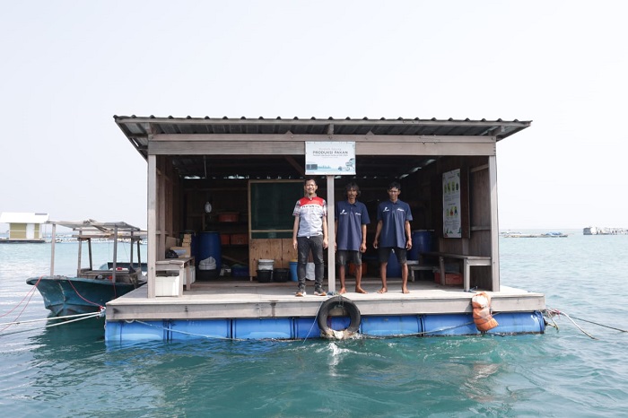 PHE OSES melalui Program Palu Gada memberikan bantuan rumah apung yang dimanfaatkan oleh masyarakat Pulau Panggang sebagai fasilitas budidaya maggot.. (Dok. PHE)
