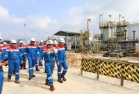 Dirut Pertamina Simon Mantiri meninjau langsung proyek CEOR Minas, bukti keseriusan mendorong target energi nasional. (Dok. Pertamina Hulu Rokan)