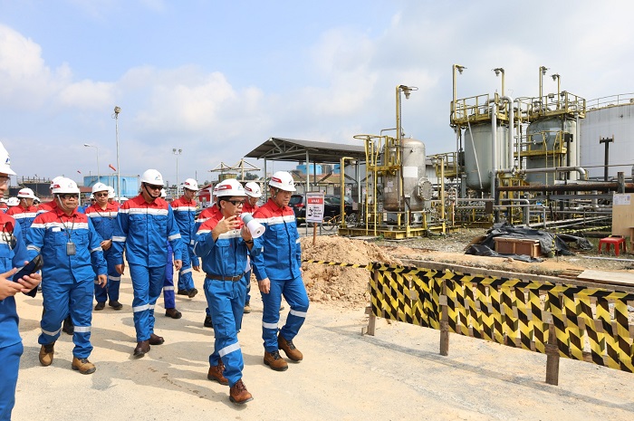 Dirut Pertamina Simon Mantiri meninjau langsung proyek CEOR Minas, bukti keseriusan mendorong target energi nasional. (Dok. Pertamina Hulu Rokan)