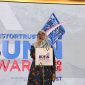 1. Fitri Erika menerima penghargaan atas nama PHE di ajang Investortrust BUMN Awards 2025 sebagai bukti keunggulan eksplorasi dan produksi. (Dok. PHE)