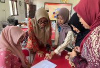 Guru pesisir Anggana bersemangat mengikuti lokakarya numerasi yang digelar PHM di SMP Negeri 6 Anggana. (Dok. Pertamina Hulu Mahakam)
