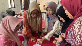 Guru pesisir Anggana bersemangat mengikuti lokakarya numerasi yang digelar PHM di SMP Negeri 6 Anggana. (Dok. Pertamina Hulu Mahakam)
