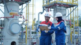 Aktivitas operasional di salah satu lapangan PEP Zona 4. Peningkatan produksi hingga 27.460 BOPD diraih berkat dedikasi dan inovasi para insan energi di lapangan. (Dok. PHE)