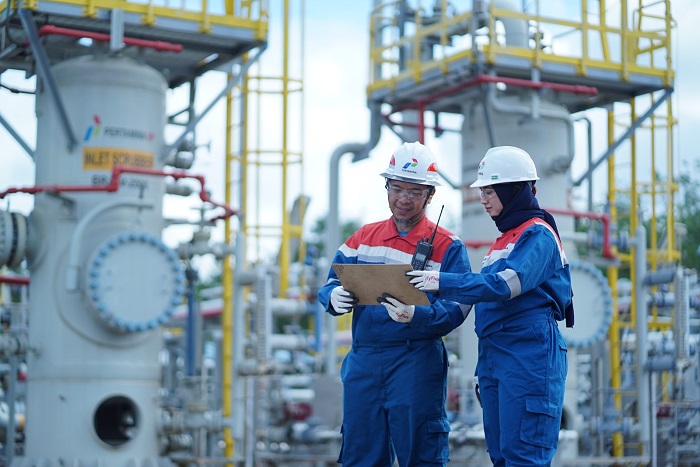 Aktivitas operasional di salah satu lapangan PEP Zona 4. Peningkatan produksi hingga 27.460 BOPD diraih berkat dedikasi dan inovasi para insan energi di lapangan. (Dok. PHE)