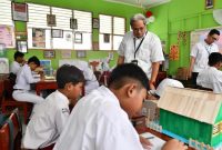 Relawan Pertamina mengajar kreatif di ruang kelas, membangkitkan semangat belajar siswa. (Dok. Pertamina Energi)