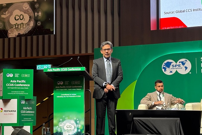 Direktur Manajemen Risiko PHE, Whisnu Bahriansyah, memaparkan strategi CCS/CCUS di Asia Pacific CCUS Conference 2025, Kuala Lumpur. (Dok. PT Pertamina Hulu Energi)