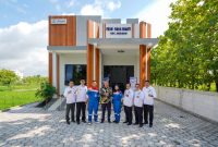 Peserta program kejar paket di Bojonegoro menerima modul belajar dengan semangat.(Dok. PT Pertamina EP Cepu)