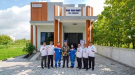Peserta program kejar paket di Bojonegoro menerima modul belajar dengan semangat.(Dok. PT Pertamina EP Cepu)