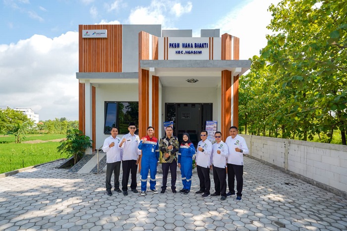 Peserta program kejar paket di Bojonegoro menerima modul belajar dengan semangat.(Dok. PT Pertamina EP Cepu)