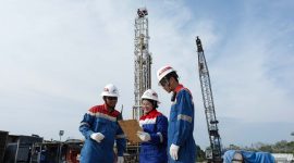 3. Pekerjaan rig dengan sistem walking di Adera Field, mempercepat produksi migas nasional. (Dok. Pertamina EP)
