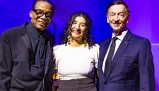 Malou Oheix dari Prancis Raih Juara Satu pada Kompetisi Vokal Jazz Internasional Herbie Hancock Institute 2026 di Fondation Louis Vuitton Malou Oheix dari Prancis Raih Juara Satu pada Kompetisi Vokal Jazz Internasional Herbie Hancock Institute 2026 di Fondation Louis Vuitton